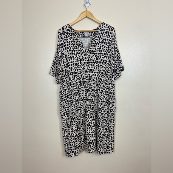 Chico’s Split Neck Tie Waist Pattern Comfy Short Sleeve Dress in Toasted Khaki - Picture 1 of 6